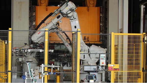 悦川机器人浅谈压铸机器人在构造及负载能力